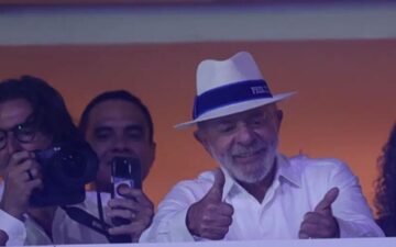 Lula, Eduardo Paes e bilionário Júnior Seripieri, dono da Amil, brindam com espumantes e vinhos no camarote para celebrar o Carnaval com glamour