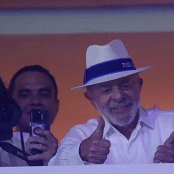Lula, Eduardo Paes e bilionário Júnior Seripieri, dono da Amil, brindam com espumantes e vinhos no camarote para celebrar o Carnaval com glamour