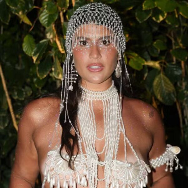 Filha de Flávia Alessandra, Giulia Costa, revela diagnóstico de dermatilomania