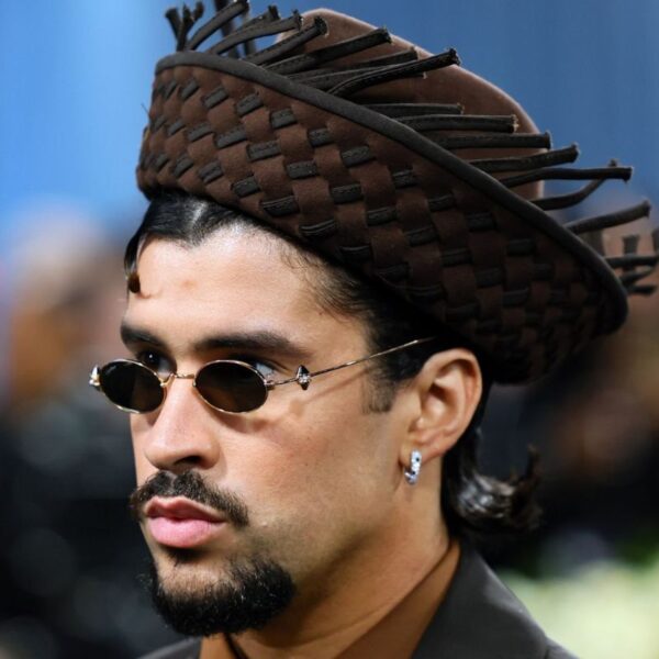 Bad Bunny alcança 1º lugar na Billboard Hot 100 após apresentação no Super Bowl