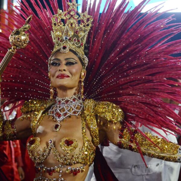 Juliana Paes volta à Viradouro e celebra título marcante