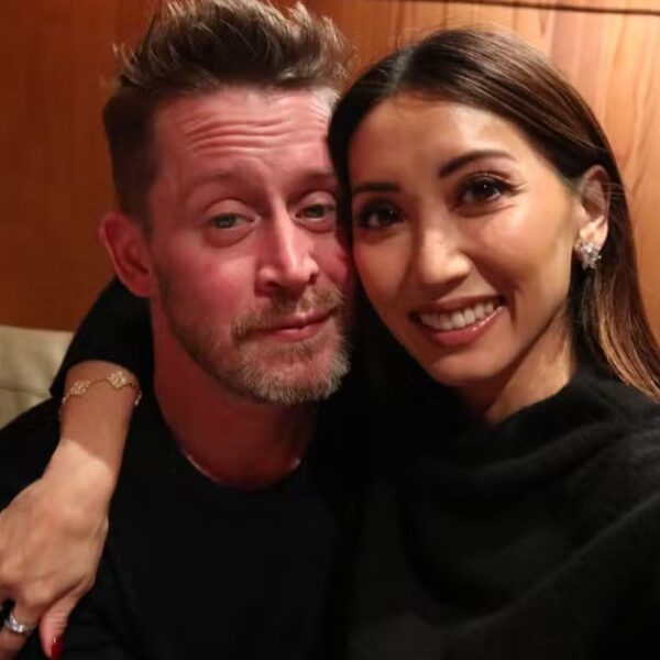 Macaulay Culkin e Brenda Song compartilham momentos de romance