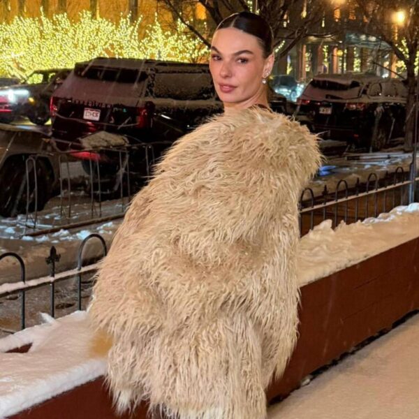 Isis Valverde comemora 39 anos em Aspen ao lado da família