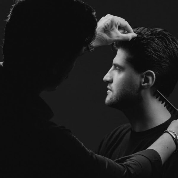 Técnica de camuflagem suaviza os fios brancos sem alterar a essência masculina