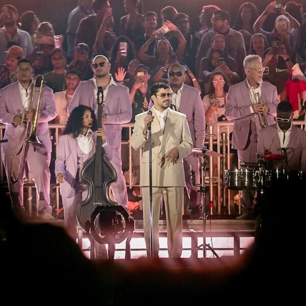 Bad Bunny veste casaco de Pelé em show em São Paulo