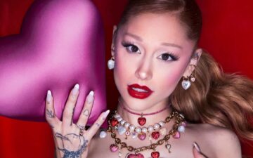 Ariana Grande estrela nova coleção de charms inspirada no amor