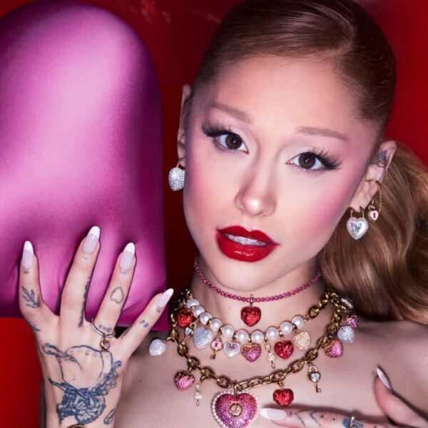 Ariana Grande estrela nova coleção de charms inspirada no amor