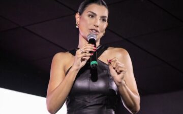 Cíntia Chagas estreia na TV com dicas de comunicação e etiqueta