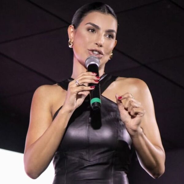 Cíntia Chagas estreia na TV com dicas de comunicação e etiqueta