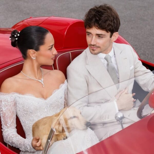 Charles Leclerc diz “sim” em Mônaco e celebra a bordo de uma Ferrari histórica