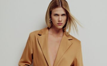 Denim e alfaiataria se encontram em coleção que valoriza modelagem e construção contemporânea