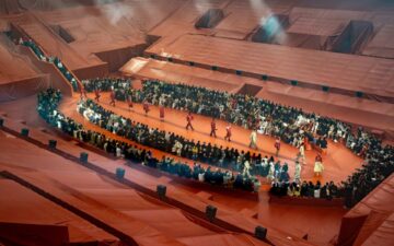 Quadra de Roland-Garros vira cenário de coleção inspirada em episódio histórico do tênis