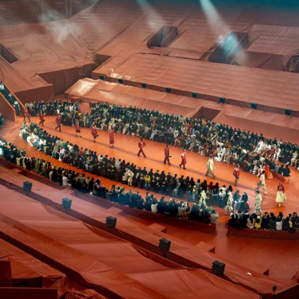 Quadra de Roland-Garros vira cenário de coleção inspirada em episódio histórico do tênis