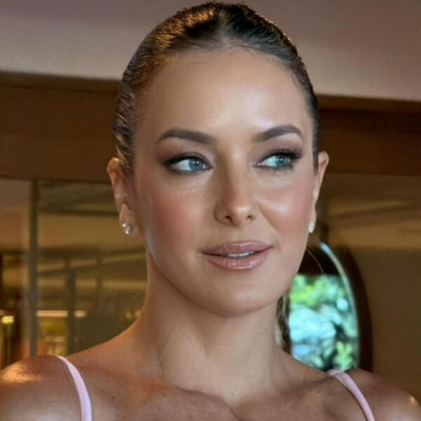 Ticiane Pinheiro acompanha César Tralli no “Melhores do Ano” com look Versace