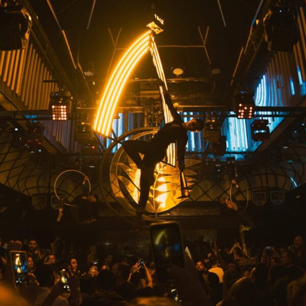 Ícone do entretenimento premium celebra duas décadas com festa especial em Jurerê