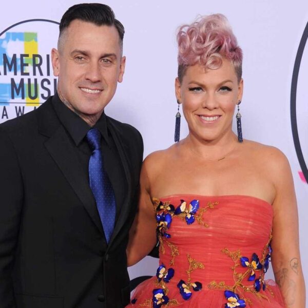 Pink desmente rumores de separação com Carey Hart