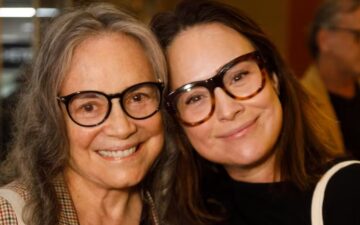 Regina Duarte surge em público e acompanha filha Gabriela Duarte ao teatro