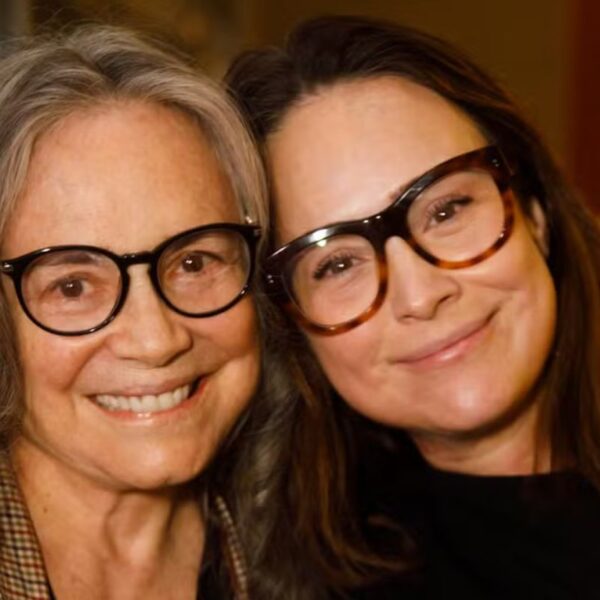 Regina Duarte surge em público e acompanha filha Gabriela Duarte ao teatro