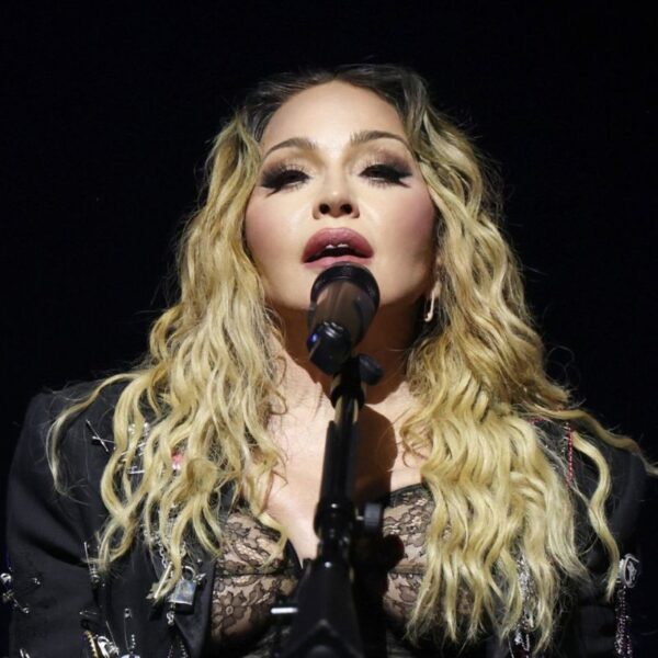 Madonna apresenta versão italiana de clássico e prepara novo álbum