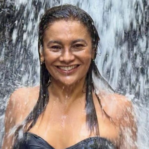 Dira Paes compartilha momentos em cachoeira e celebra conexão com a natureza