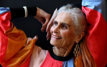 Daphne Selfe, referência da moda e modelo mais velha do mundo, morre aos 97 anos