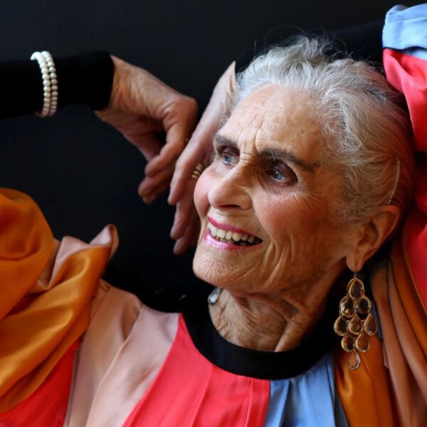 Daphne Selfe, referência da moda e modelo mais velha do mundo, morre aos 97 anos