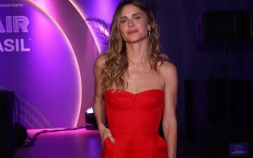 Carolina Dieckmann chama atenção com look vibrante em evento no Rio de Janeiro