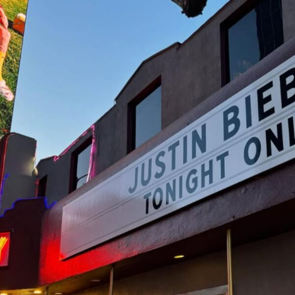 Justin Bieber surpreende fãs com show intimista na Califórnia antes do Coachella