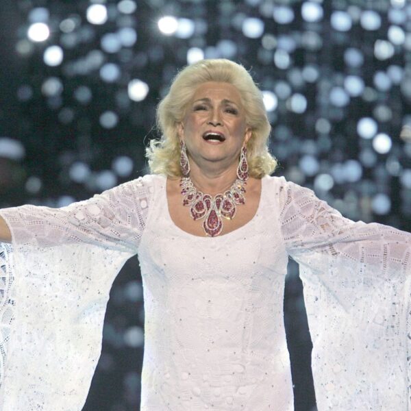 Família e amigos celebram memória de Hebe Camargo em cerimônia religiosa