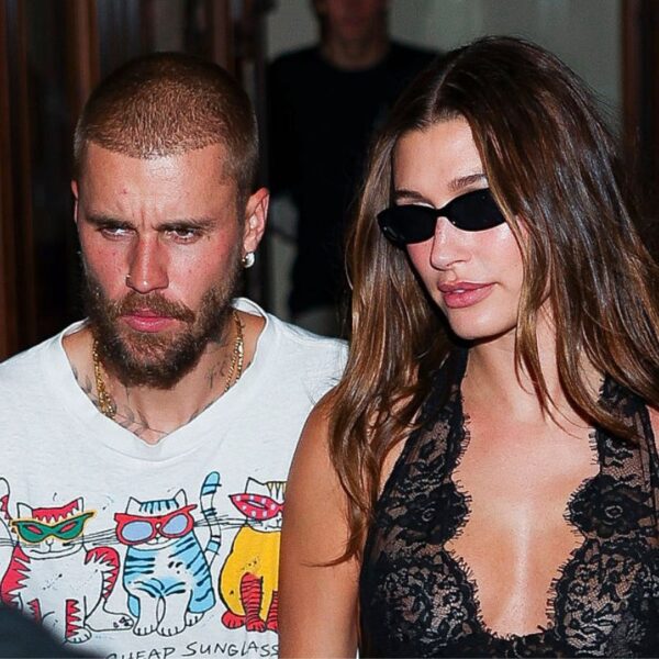 Justin Bieber se irrita com paparazzi e joga garrafa na saída de restaurante