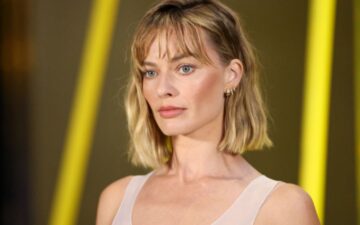 Margot Robbie surge com novo corte de cabelo em Semana de moda de Paris