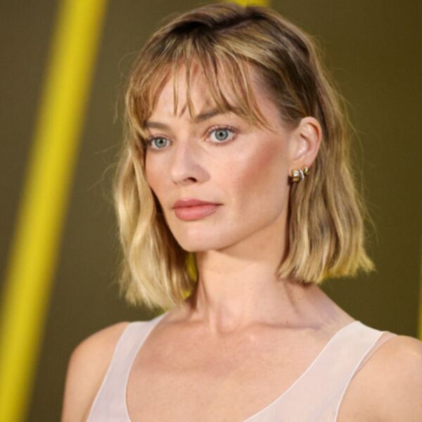 Margot Robbie surge com novo corte de cabelo em Semana de moda de Paris