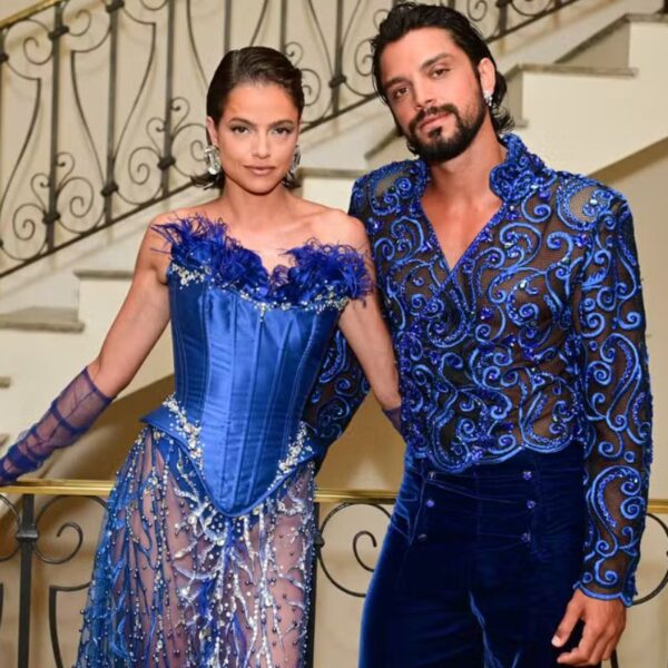 Rodrigo Simas fala sobre relação com Agatha Moreira e explica ausência de cerimônia de casamento