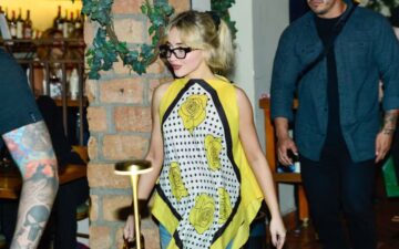 Sabrina Carpenter chega ao Brasil para o Lollapalooza e é vista em saída noturna na capital