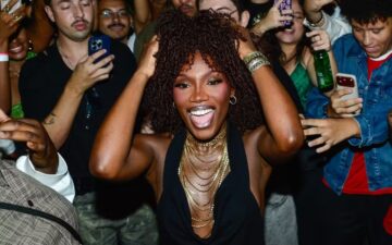 Doechii participa de festa com fãs no Centro de São Paulo antes do Lollapalooza