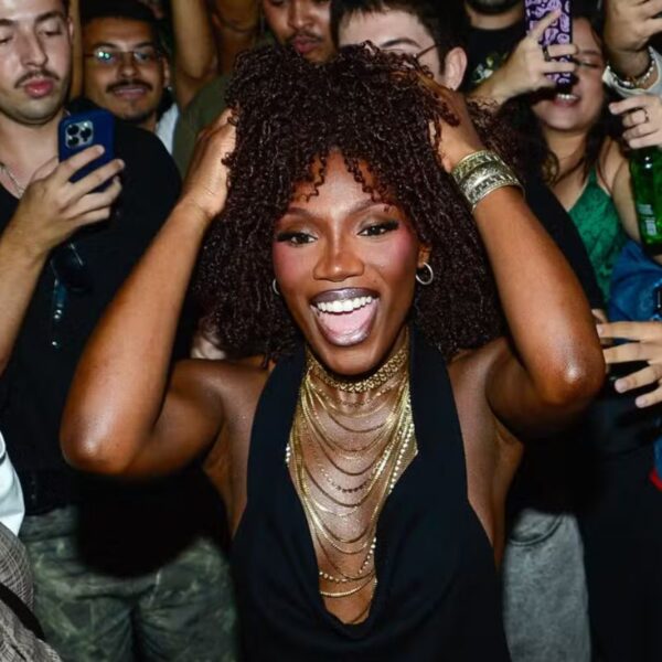 Doechii participa de festa com fãs no Centro de São Paulo antes do Lollapalooza