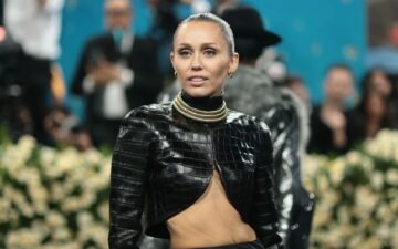 Miley Cyrus fala sobre infância na TV e destaca apoio da família