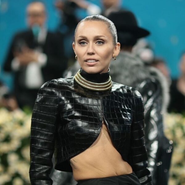 Miley Cyrus fala sobre infância na TV e destaca apoio da família