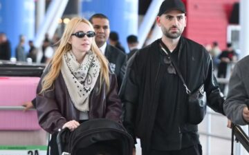 Lindsay Lohan chega a Nova York com marido e filho