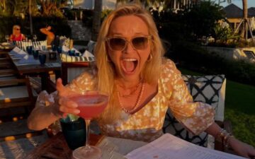 Reese Witherspoon, estrela de 'Legalmente Loira', completa 50 anos e recebe elogios nas redes