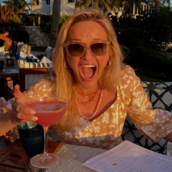 Reese Witherspoon, estrela de 'Legalmente Loira', completa 50 anos e recebe elogios nas redes
