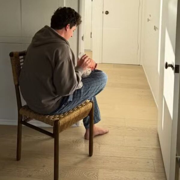 Charlie Puth anuncia nascimento do primeiro filho e compartilha momentos com fãs