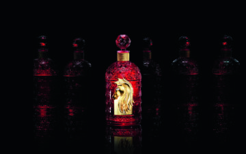 Frasco icônico ganha joia escultural em edição dedicada ao Ano do Cavalo de Fogo