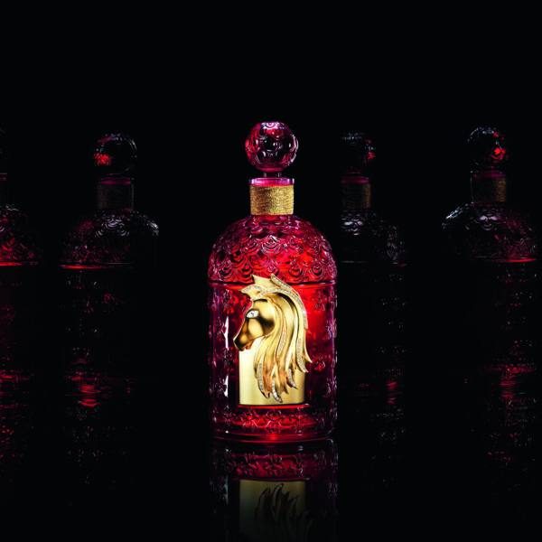 Frasco icônico ganha joia escultural em edição dedicada ao Ano do Cavalo de Fogo