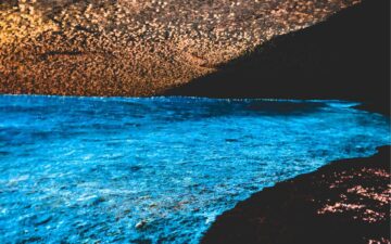 Uma caverna azul fluorescente escondida em Ilha Grande revela um dos fenômenos naturais mais raros do Brasil