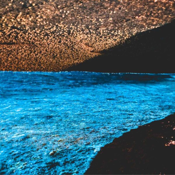 Uma caverna azul fluorescente escondida em Ilha Grande revela um dos fenômenos naturais mais raros do Brasil