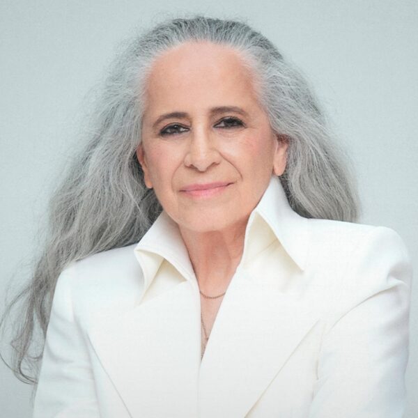 Maria Bethânia retorna ao Coala Festival e celebra 60 anos de carreira no palco