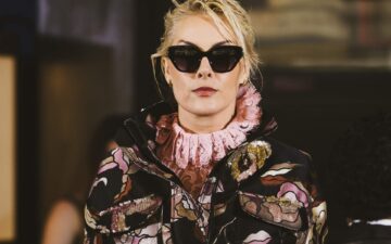 Personalidades desfilam na passarela e destacam novas apostas do universo eyewear em São Paulo