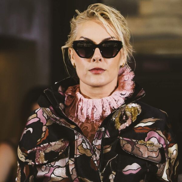 Personalidades desfilam na passarela e destacam novas apostas do universo eyewear em São Paulo