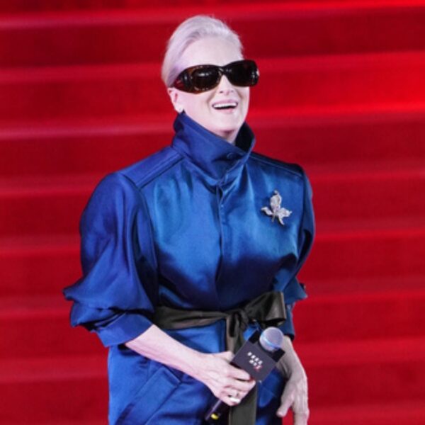 Meryl Streep usa Alexandre Birman em pré-estreia de O Diabo Veste Prada 2 em Xangai